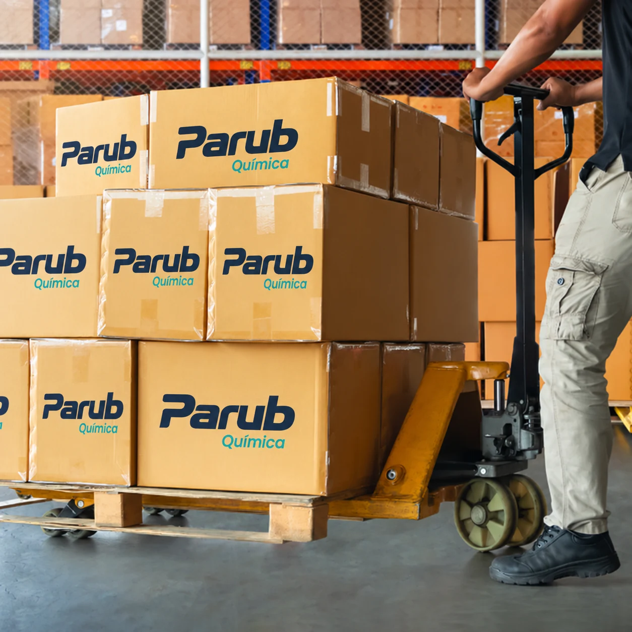 Caixas da Parub Química no centro de distribuição